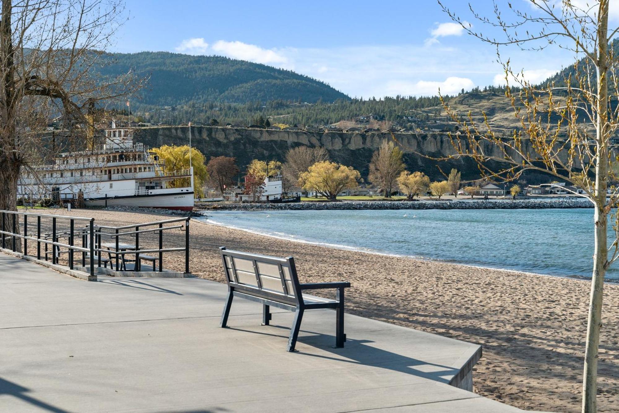 Okanagan Lakefront Resort Penticton Exterior photo